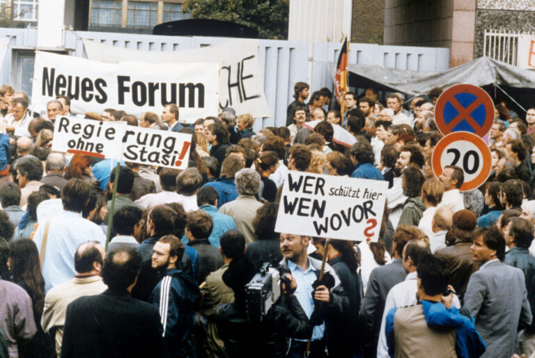 Proteste vor der Zentrale der Staatssicherheit in Berlin, September 1990: Der Aufbruch in die Freiheit 1989 war auch ein Aufstand für Wahrheit, gegen Lügen von Demokratie und Wohlstand im Sozialismus. Foto: picture alliance / dpa-Zentralbild | dpa-Zentralbild