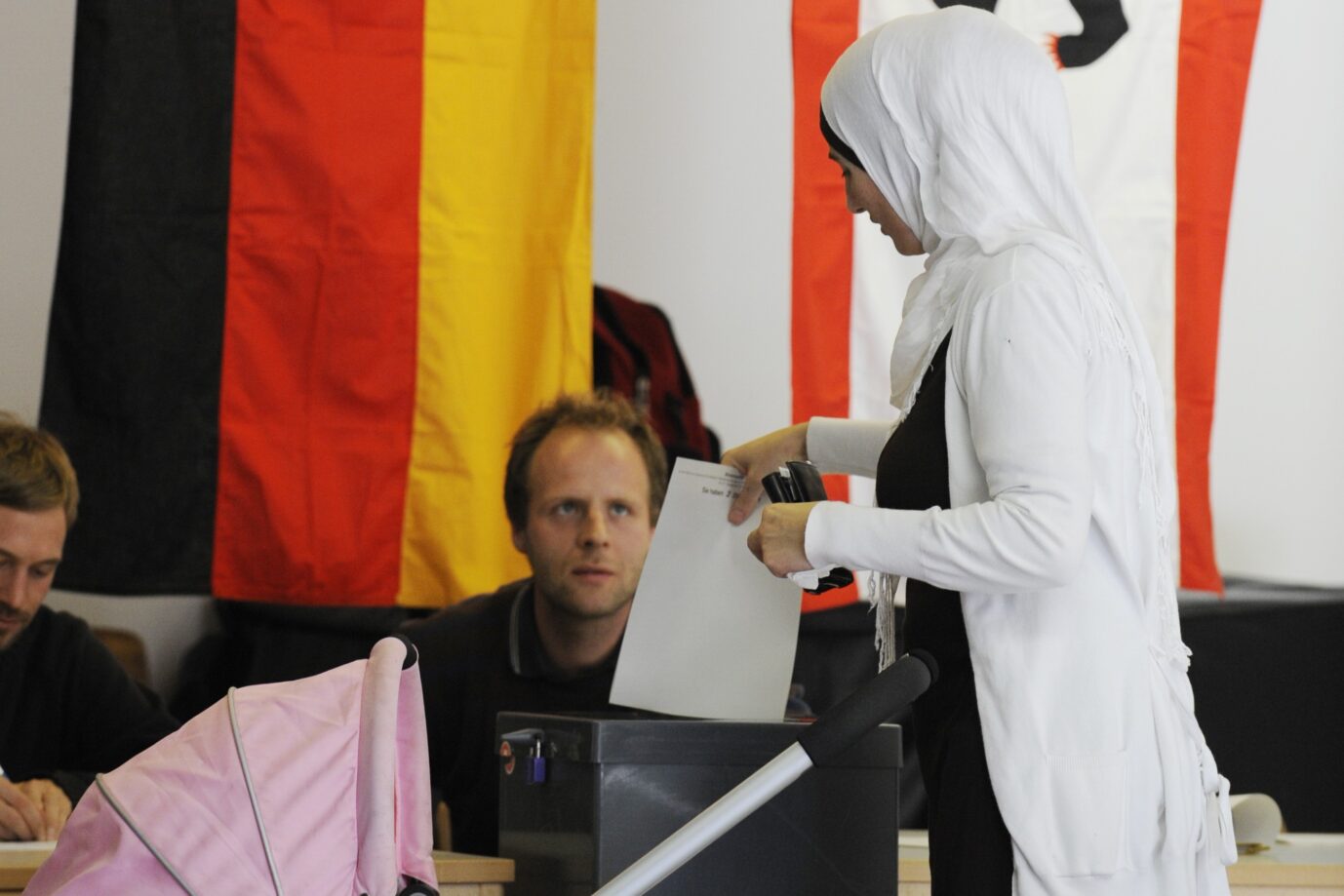 Eine Neubürgerin bei ihrer Stimmabgabe zur Bundestagswahl in einem Berliner Wahllokal.