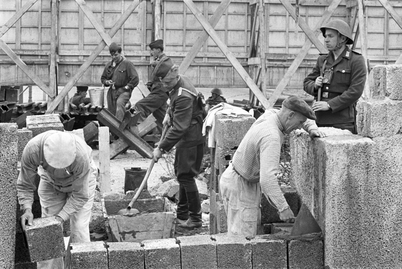 DDR-Grenzposten bewachen am 26. Mai 1962 die Ausbesserungsarbeiten an der Berliner Mauer, auf die in der Nacht ein Sprengstoffanschlag verübt wurde. Foto: picture-alliance/ dpa | dpa