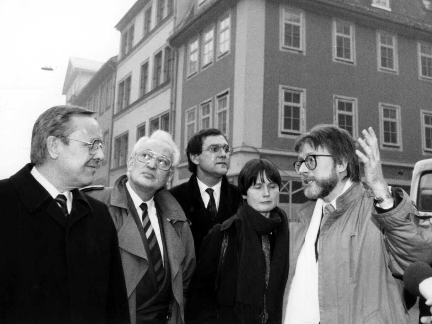 Als die DDR dann am Ende war: Die Noch-Pastorin Christine Lieberknecht (4. v. l.) und der Verfasser des Weimarer Briefes, Martin Kirchner (r.) bei einem Treffen mit der hessischen CDU im Dezember 1989. Foto: picture-alliance / dpa | Wolfgang Eilmes