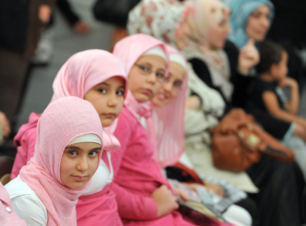 Moslemische Mädchen in einer Moschee (Symbolbild): Ein islamischer Verein rudert nach einer Veranstaltungseinladung zurück