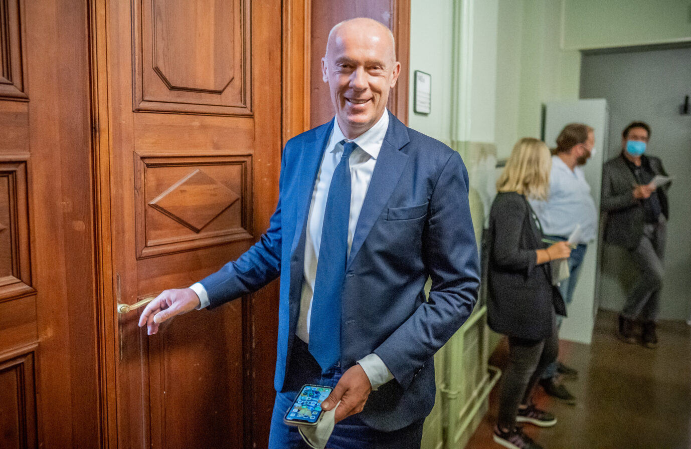 Joachim Steinhöfel, Rechtsanwalt der AfD, geht in den Verhandlungssaal der 73. Zivilkammer beim Landgericht Berlin. In einer mündlichen Verhandlung wurde über einen Eilantrags wegen des Rauswurfs des bisherigen Brandenburger AfD-Landeschefs Kalbitz aus der Partei beraten. Der AfD-Bundesvorstand hatte Kalbitz Mitgliedschaft mit Mehrheitsbeschluss für nichtig erklärt.