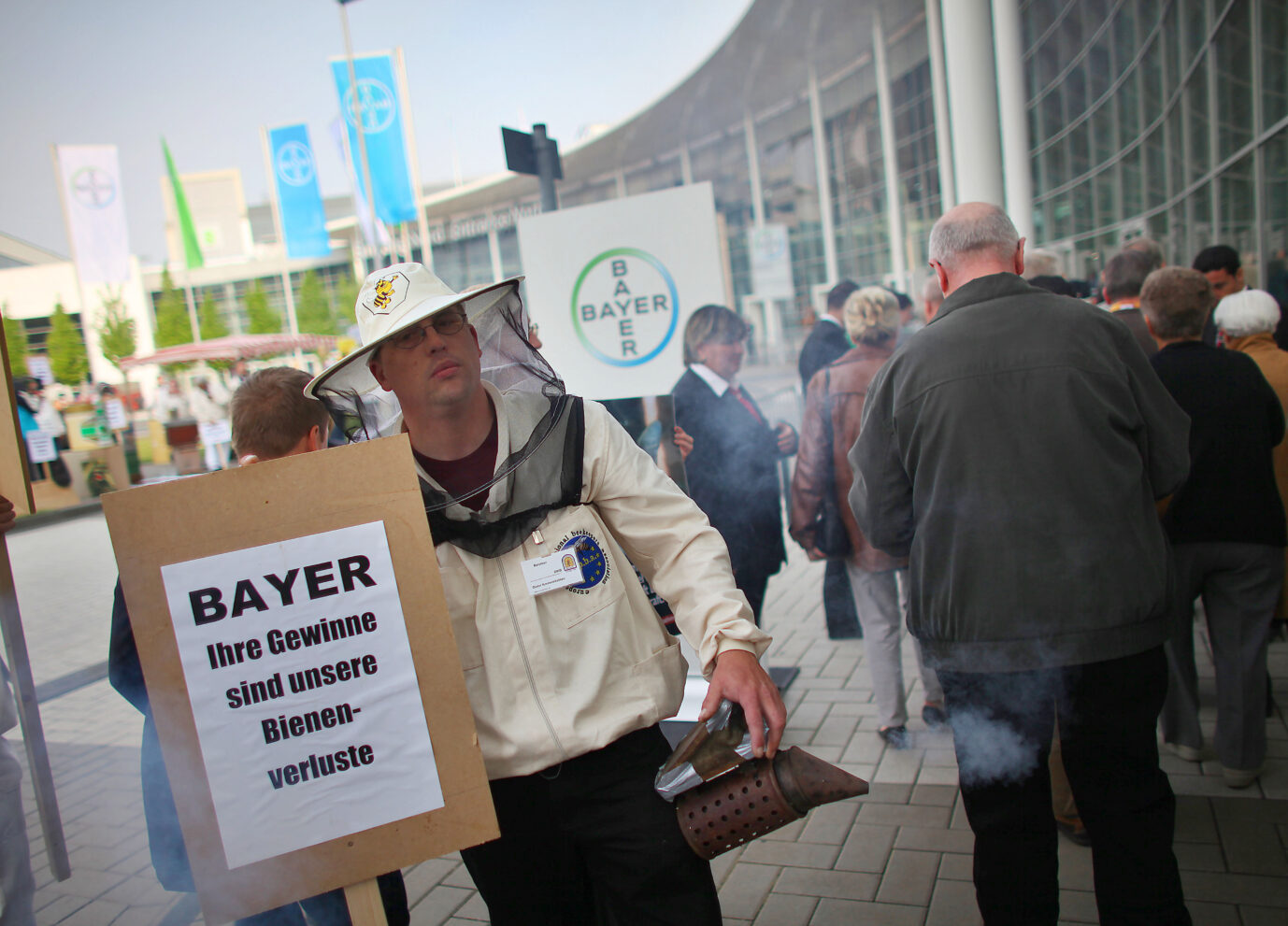 In der Vergangenheit zog Bayer sich den Unmut von Umweltschützern zu, nun droht auch von der Börse Ungemach (Archivbild).