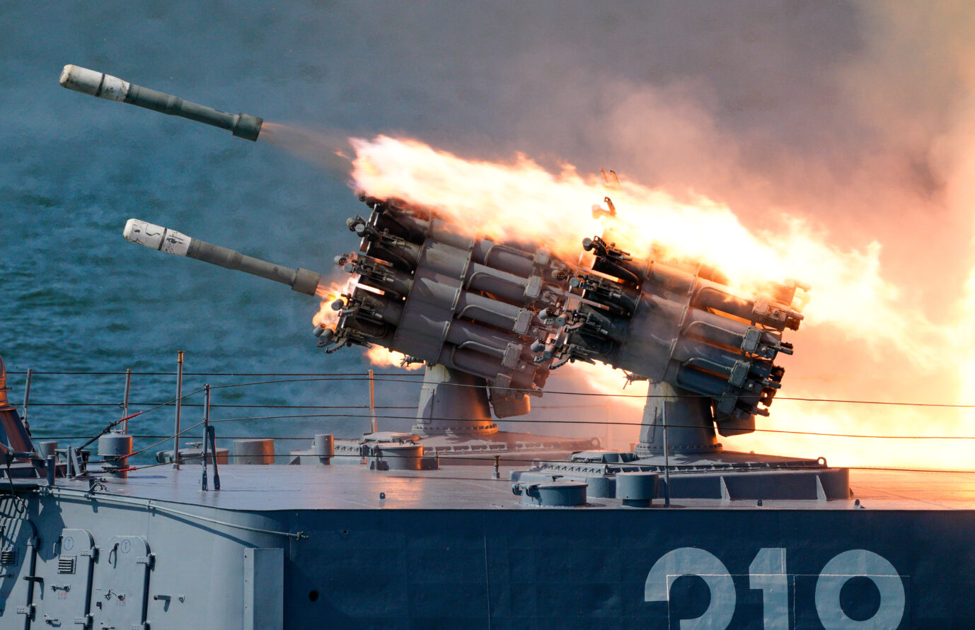 BALTIJSK, KALININGRADER GEBIET, RUSSLAND - 25. JULI 2021: Das russische kleine U-Boot-Abwehrschiff Aleksin feuert während einer Militärparade zum Tag der russischen Marine Raketen ab. Deutschland ist geographisch bedroht.Witali Nevar/TASS