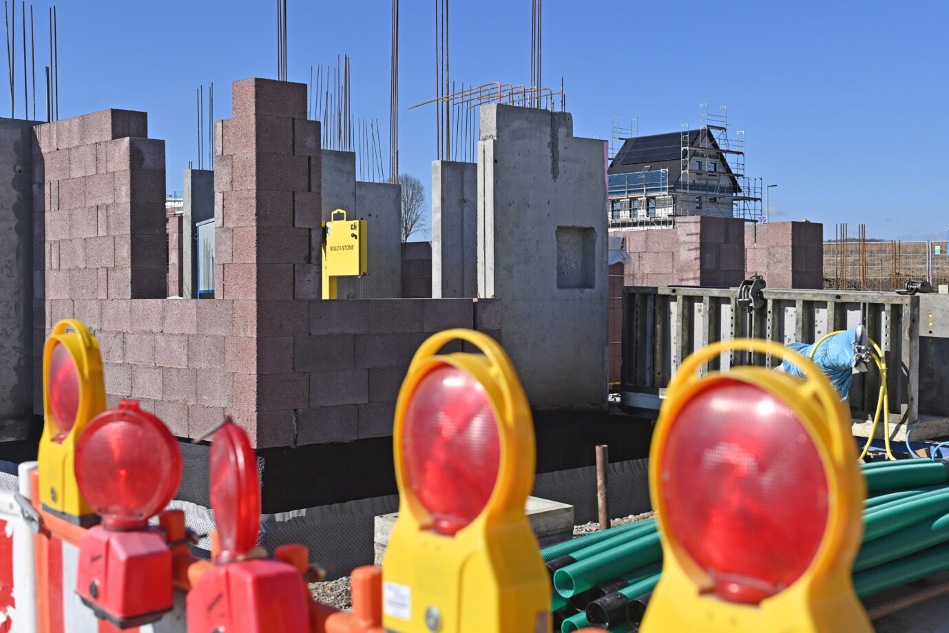 Einfamilienhausbaustelle im Kreis Böblingen (Symbolbild): Nicht nur die Absperrungen, sondern auch die Grunderwerbsteuer blockiert den Traum von den eigenen vier Wänden.