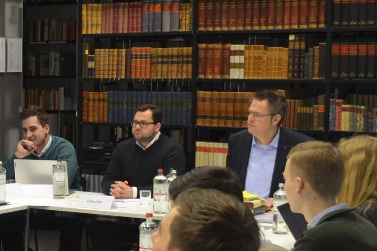 Seminarleiter Jonathan Danubio und Leiter der Bibliothek des Konservatismus Wolfgang Fenske: Hören den Ausführungen der Studenten zu. Das dritte jungkonservative Seminar. Foto: BdK