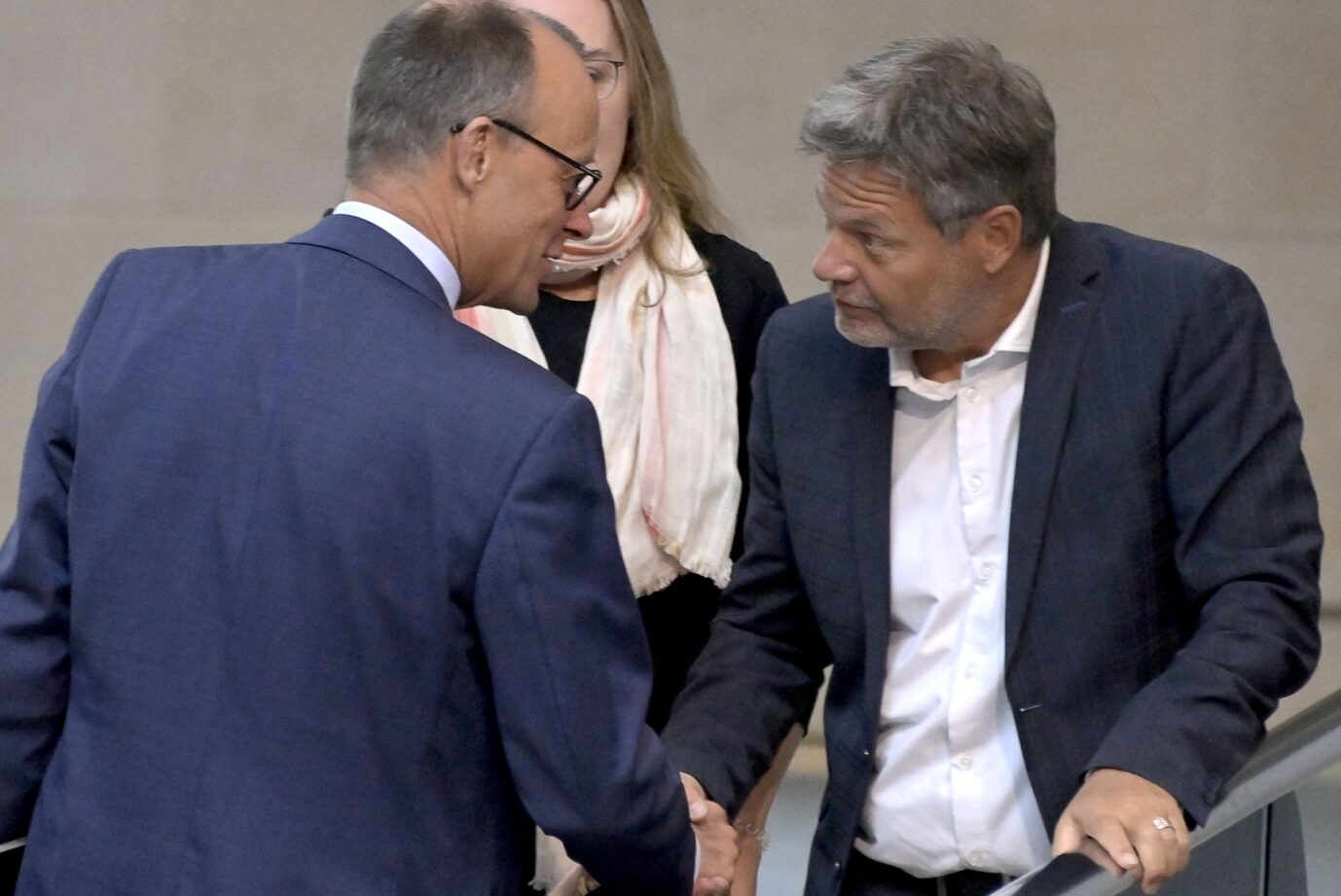 Handschlag: CDU/CSU-Fraktionschef Friedrich Merz im Bundestag mit Vizekanzler Robert Habeck (Grüne).