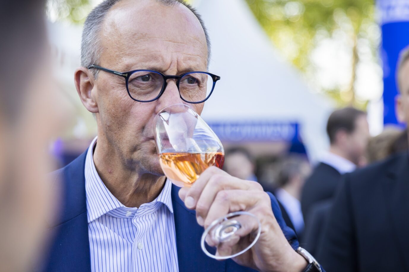 Strafanzeige „Suffkopf“? CDU-Chef Friedrich Merz trinkt in der Hessischen Landesvertretung in Berlin ein Glas Wein.