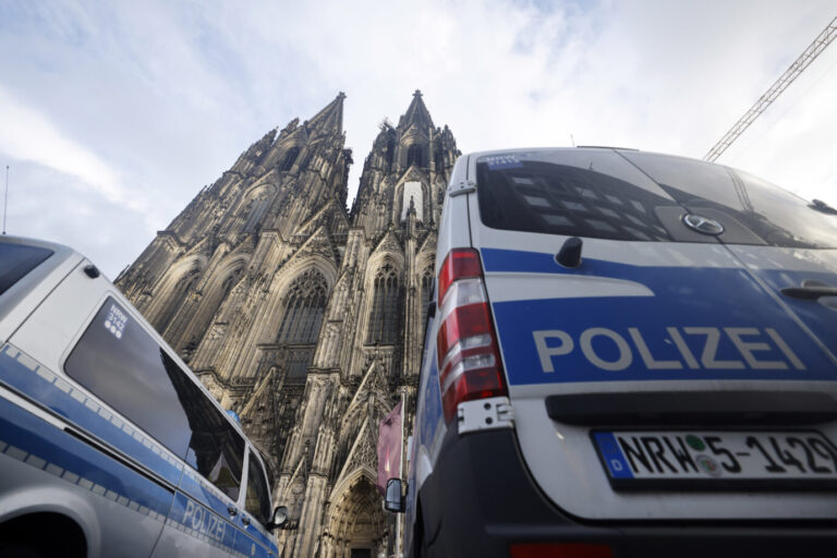 Polizeieinsatz beim Kölner Dom (Symbolbild): In Deutschland kam es 2023 zu 277 Haßverbrechen gegen Christen