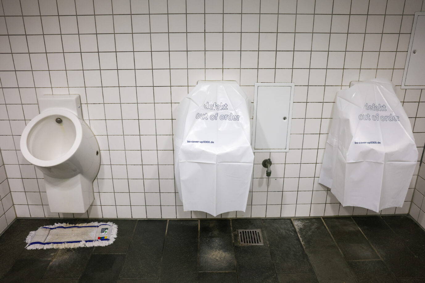 Ist da was kaputt? Aufgrund einer angeblich drohenden „übermäßigen Auslastung“ der Toiletten wollte die CDU-Bürgermeisterin von Seevetal eine AfD-Veranstaltung untersagen. (Themenbild/Symbolbild)