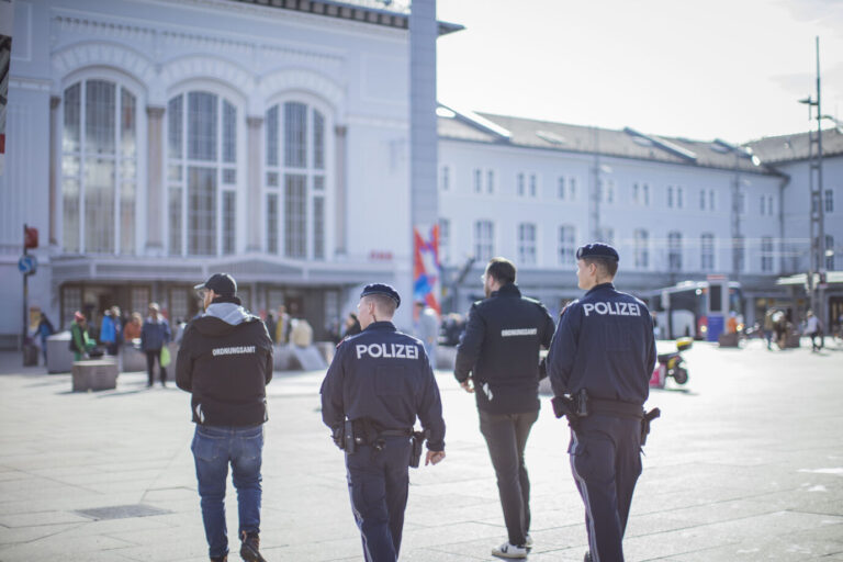 Polizisten und Mitarbeiter des Ordnungsamts vor dem Hauptbahnhof in Salzburg. Täter war Syrer.