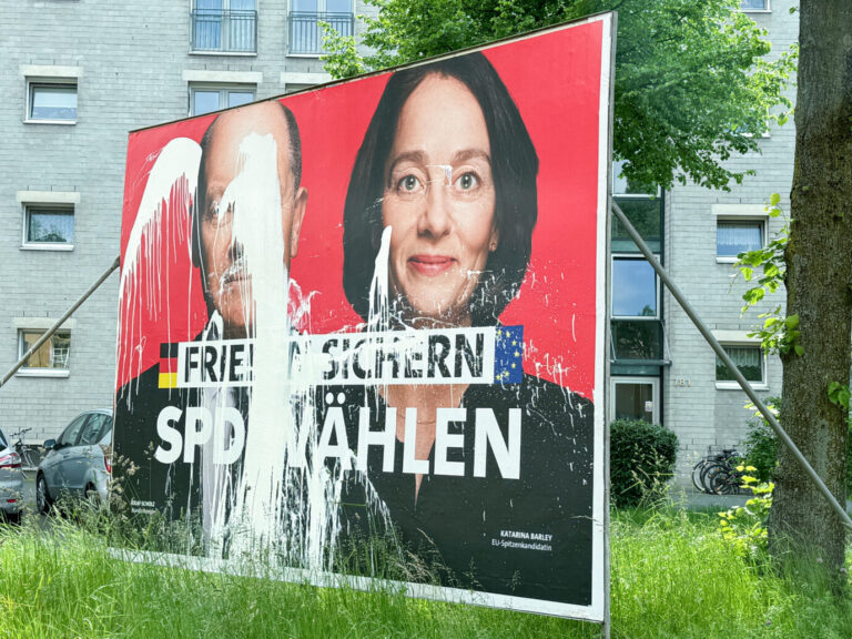 Beschädigtes SPD-Wahlplakat: Immer mehr Wähler mißtrauen der Politik.