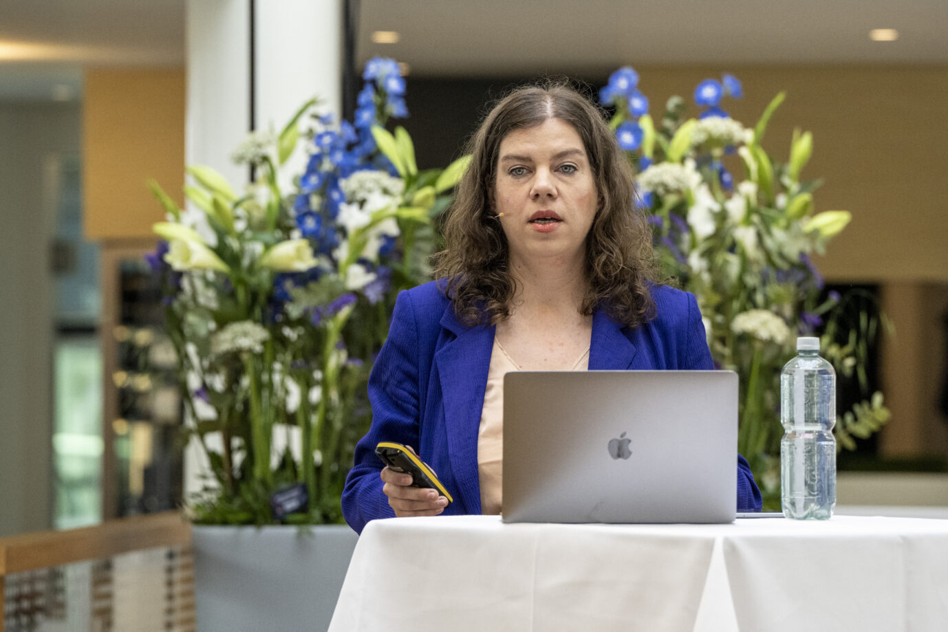 Die Geschäftsführerin von Correctiv, Jeannette Gusko anlässlich des Swiss Media Forum vom Freitag, 24. Mai 2024 auf dem Motorschiff MS Diamant in Luzern. Jeannette Gusko hält einen Vortrag: Früher bei Correctiv, macht sie nun offiziell Wahlkampf für die Grünen. Foto: picture alliance/KEYSTONE | URS FLUEELER