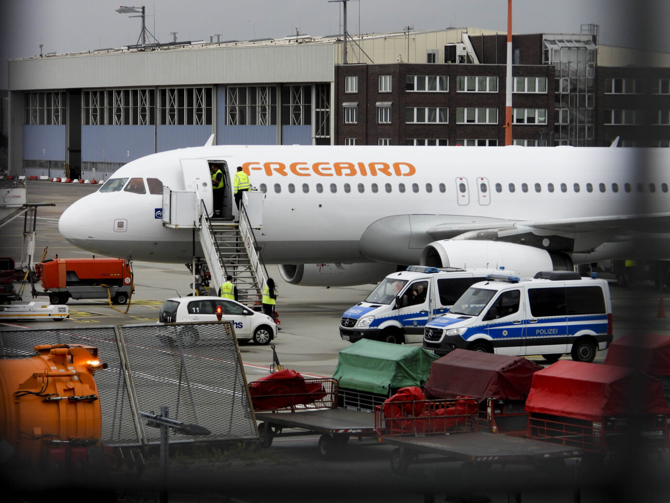 Polizisten überwachen Abschiebungen am Flughafen Hamburg.