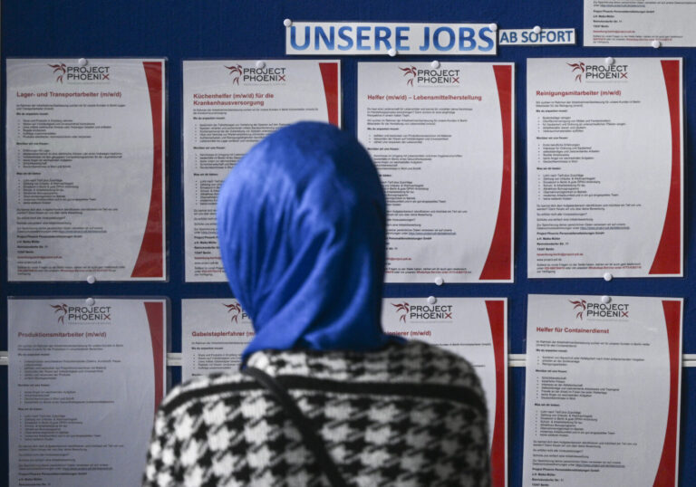 Ein Tafel mit Jobbeschreibungen informiert unter „Unsere Jobs“ im Jobcenter Berlin Mitte am Tag der Möglichkeiten über freie Stellen. Unter dem Motto „Integration und Vielfalt im Mittelpunkt“ bietet das Event ein vielfältiges Programm mit Informationen, Unterhaltung, und Gesprächen mit Arbeitgebern, Bildungsträgern und Beratungsstellen. Der Sozialbericht 2024 ignoriert die wahren Probleme.