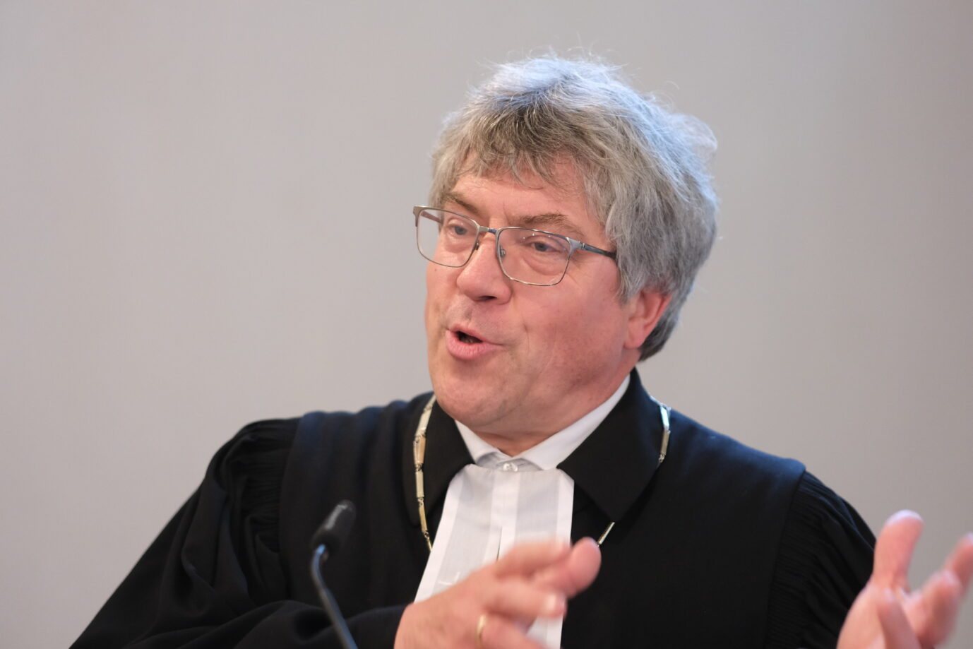 Friedrich Kramer, Landesbischof der evangelischen Kirchen Mitteldeutschland, spricht bei einer Andacht in der Kirche St. Jakobus & St. Clemens in der Nähe der Bundesautobahn 9. Am Sonntag, 30.06.2024, wurde bundesweit der Tag der Autobahnkirchen begangen. Bischof Friedrich Kramer agitiert gegen die AfD: Die Evangelische Kirche teilt seine Meinung. Foto: picture alliance/dpa | Sebastian Willnow EKD