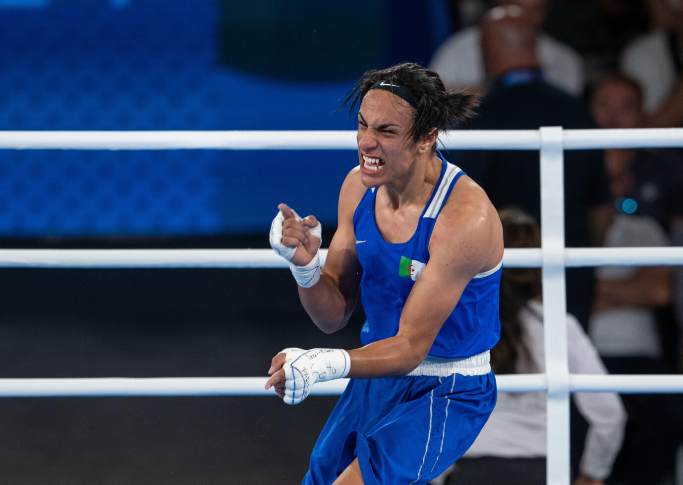 Boxer Imane Khelif triumphiert nach einem Sieg gegen einer Boxerin, Olympia 2024