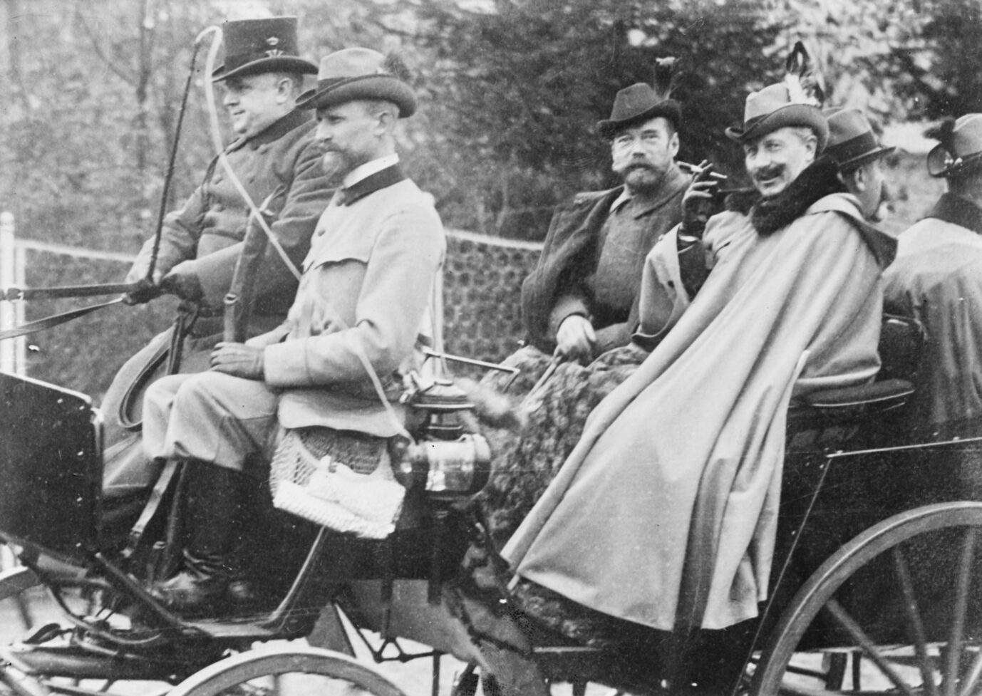 Kaiser Wilhelm II. (r.) auf einem gemeinsamen Bild mit dem Zaren Nikolaus II. (Themenbild)