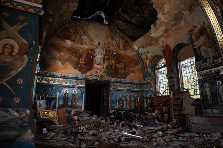 Das andere Gesicht des „Kampfes der Kulturen“ – eine zerstörte Kirche in der Ukraine. Foto: picture alliance / Anadolu | Patryk Jaracz