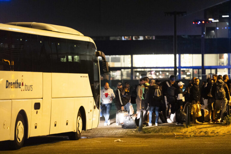 Asylbewerber steigen an einem Fernbusbahnhof aus dem Bus. Vielleicht hat Deutschland ihnen gerade die Ausreise bezahlt?