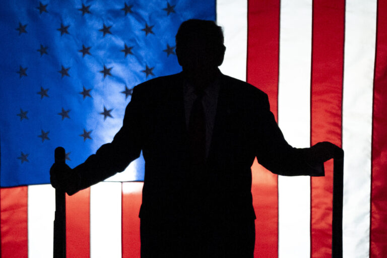 Der republikanische Präsidentschaftskandidat und frühere Präsident Donald Trump spricht am Mittwoch, 18. September 2024, bei einer Wahlkampfveranstaltung im Nassau Coliseum in Uniondale, N.Y. (AP Photo/Alex Brandon) Donald Trump bei einer Wahlkampfveranstaltung in New York: Letzte Umfragen sehen ihn als Wahlsieger. Foto: picture alliance / ASSOCIATED PRESS | Alex Brandon