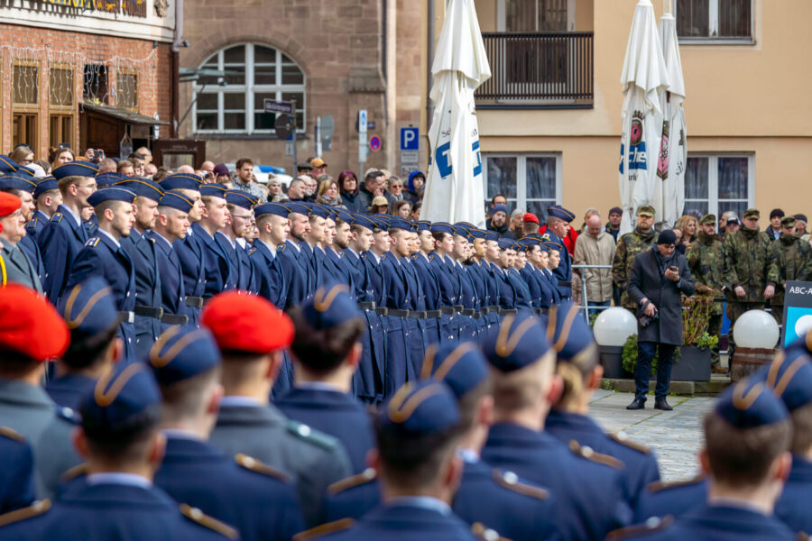 Feierliches Gelöbnis von Bundeswehrrekruten im rheinland-pfälzischen Germersheim. Foto: picture alliance / Eibner-Pressefoto | Eibner-Pressefoto/Ardan Fuessman