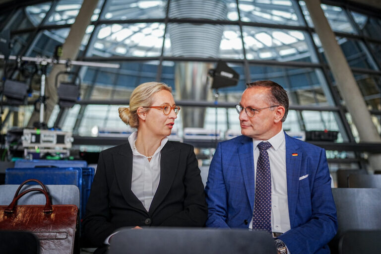 Alice Weidel, Fraktionsvorsitzende der AfD, und Tino Chrupalla, AfD-Bundesvorsitzender und Fraktionsvorsitzender der AfD, warten auf ihr Pressestatement zur Sitzung der AfD-Bundestagsfraktion.