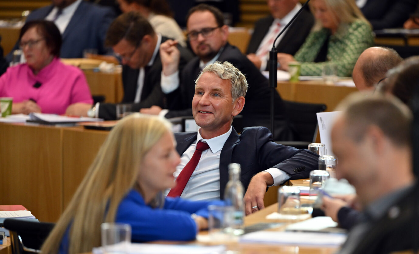 Björn Höcke, Thüringer AfD-Fraktionschef, sitzt während der konstituierenden Sitzung lächelnd im Landtag. Am 1. September wurde in Thüringen ein neuer Landtag gewählt. Der Thüringer AfD-Fraktionschef Björn Höcke im Landtag: Ermittlungen gegen ihn wurden eingestellt. Foto: picture alliance/dpa | Martin Schutt