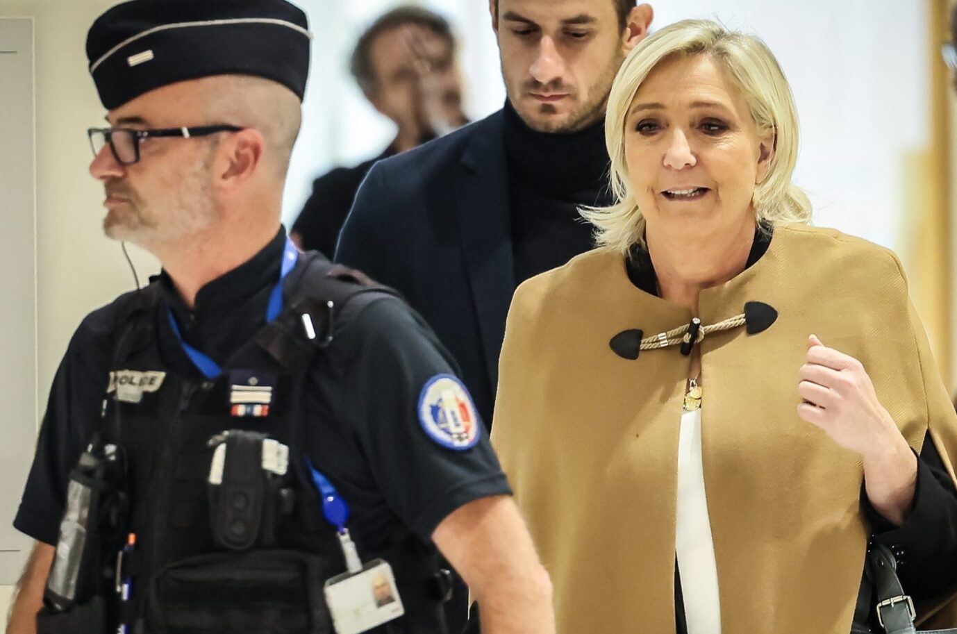 Marine Le Pen auf dem Weg in den Gerichtssaal.