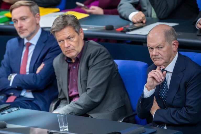 Ampel am Ende? Reden viel, haben sich aber nichts zu sagen: Kanzler Olaf Scholz (SPD) mit seinen Vizekanzlern Robert Habeck (Grüne) und Christian Lindner (FDP, v.r.n.l.).