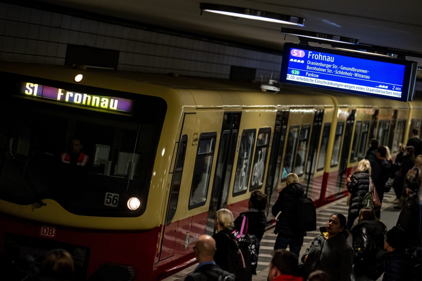 In einem dunklen Bahnhof hält die Berliner S-Bahn Linie S1. Es ist die Haltestelle Friedrichstraße und Leute steigen ein. Da es in jüngster Zeit häufig zu Sexualstraftaten im Berliner Nahverkehr kam, fordern die Grünen jetzt Frauenabteile