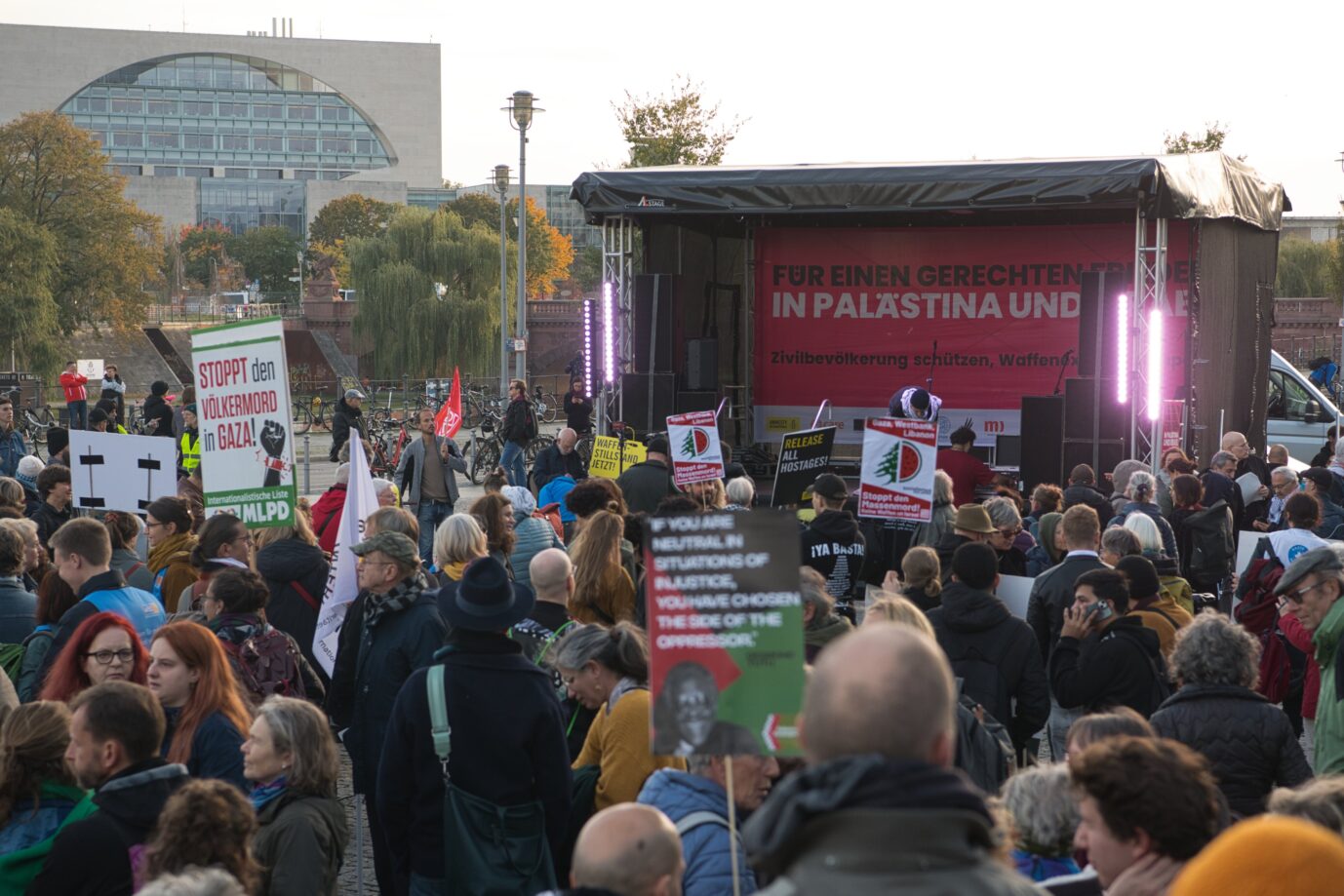 Teilnehmer einer Demonstration von Amnesty International, u.a. «Für einen gerechten Frieden in Palästina und Israel», stehen auf dem Platz vor dem Hauptbahnhof. Zur Demo aufgerufen hatte unter anderem Amnesty International.