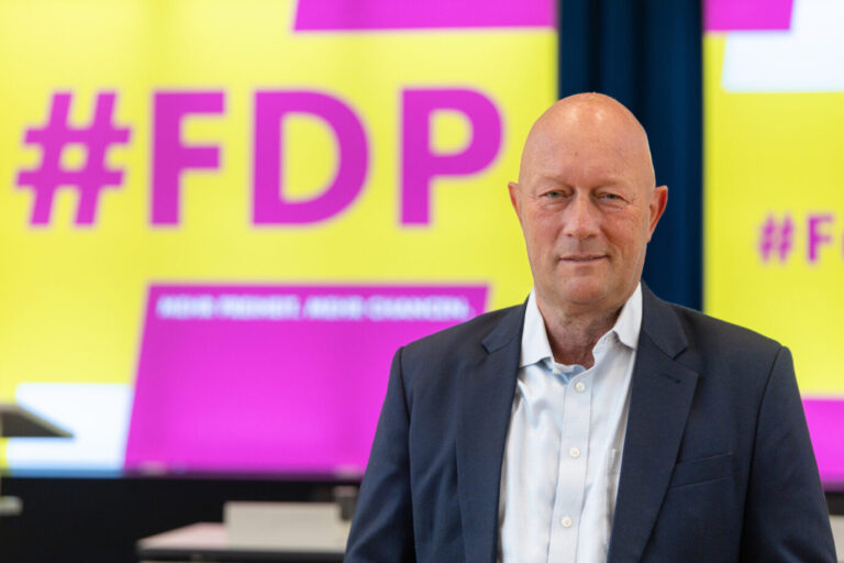 Thomas Kemmerich, Landesvorsitzender der FDP, steht beim Landesparteitag FDP Thüringen, wo er sich wieder um den Parteivorsitz bewerben will, in der Festhalle. Auf dem Parteitag soll das Ergebnis der Landtagswahl ausgewertet und einen neuer Parteivorstand gewählt werden. Rechnet mit der Ampel ab.