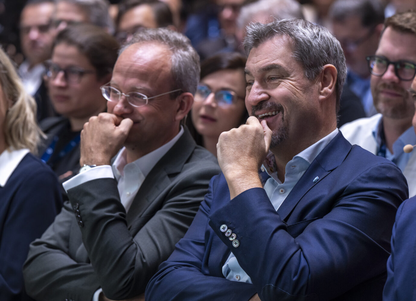 Thorsten Schmiege (l), Präsident der Bayerischen Landeszentrale für neue Medien und Markus Söder (CSU): Der Bayerische Oberste Rechnungshof mahnt nun beide zur Reform der Landesmedienbehörde. (Themenbild)