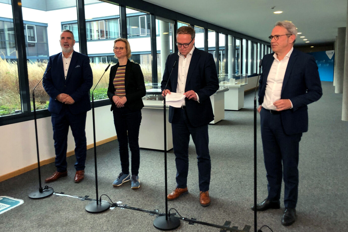 Co-Landesvorsitzender des BSW, Steffen Schütz (l-r), Katja Wolf, BSW-Fraktionschefin, CDU-Fraktionschef Mario Voigt und Georg Maier Thüringer SPD-Parteichef und geschäftsführender Innenminister von Thüringen stehen im Landtag von Thüringen beieinander. Anscheinend haben sie ich auf einen Koalitionsvertrag geeinigt.(Bestmögliche Qualität)