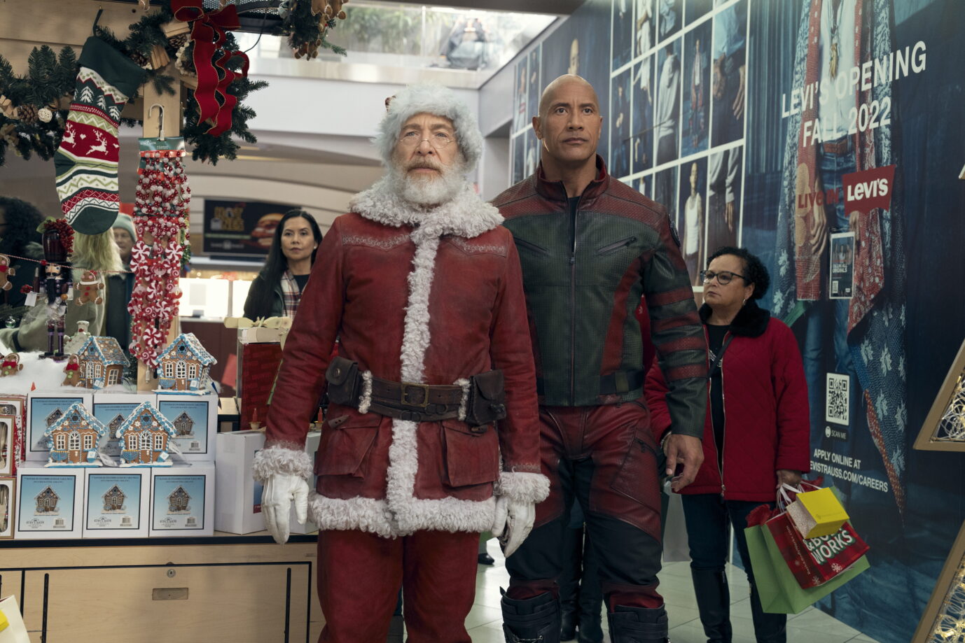 Der Weihnachtsmann J. K. Simmons und sein Beschützer Dwayne Johnson: In der Actionkomödie „Red One – Alarmstufe Weihnachten“ bedroht eine verbitterte Hexe das Fest.