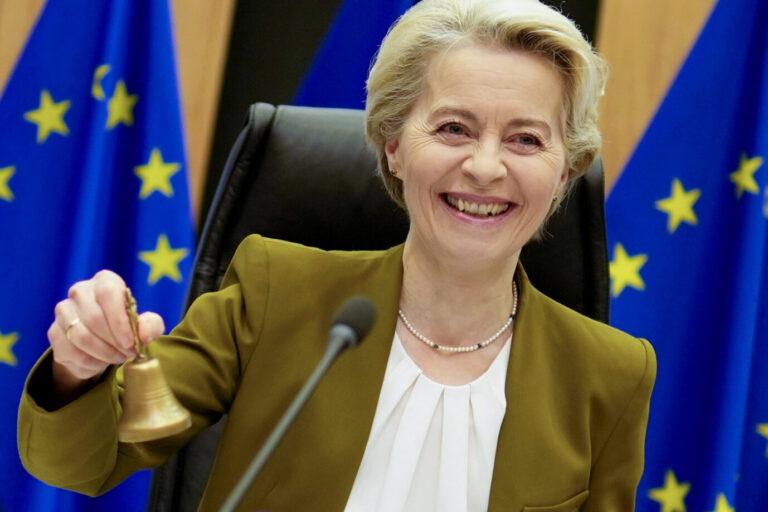 Geld, Geld, Geld: EU-Beamte dürfen sich erneut über mehr freuen. Eine saftige Gehaltserhöhung kommt im Dezember – rückwirkend bis Juli. Besonders EU-Kommissionschefin Ursula von der Leyen kommt dabei gut weg. EU-Kommissionschefin Ursula von der Leyen (CDU) in einer Sitzung: Ihr Gehalt steigt auf ein Vielfaches des deutschen Durchschnittbruttos. Foto: picture alliance / ASSOCIATED PRESS | Virginia Mayo