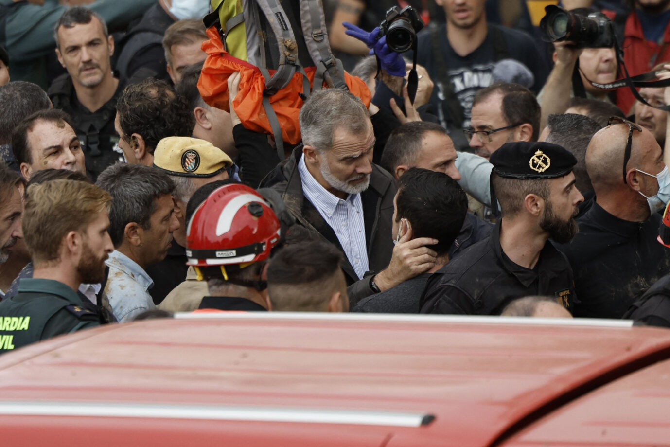 King Felipe VI of Spain visit Paiporta and Chiva locations after DANA catastrophe on November 3, 2024 in Paiporta, Chiva, Spain. King Felipe and Queen Letizia visit Velencia after the flood, the visit has been canceled after the people attacked throwing mud to the retinue in Valencia on November 3, 2024. Photo by Archie Andrews/ABACAPRESS.COM Der König inmitten der Flutopfer