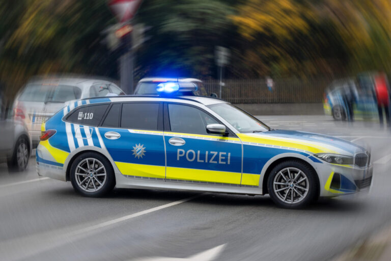 Ein Auto der deutschen Polizei fährt in den Einsatz (Symbolbild) – Für den Eritreer kam jede Hilfe zu spät. Frau tötet Eritree.