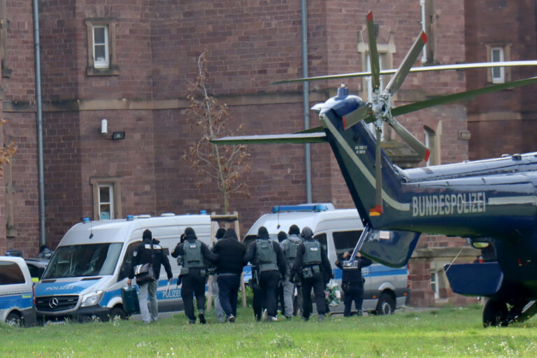 Sie wollten die Bundesrepublik stürzen, dies wirft der Generalbundesanwalt den sogenannten „Sächsischen Separatisten“ vor. Der AfD-Abgeordnete Schmidt erkundigt sich, womit die Beschuldigten übten. Polizisten bringen die bei der Razzia gegen mutmaßliche Rechtsextreme Festgenommenen zum Ermittlungsrichter am Bundesgerichtshof, der über die Untersuchungshaft entscheidet. Die Bundesanwaltschaft hatte am Dienstagmorgen acht mutmaßliche Rechtsterroristen in Sachsen und Polen festnehmen lassen. Gleichzeitig wurden rund 20 Objekte durchsucht, wie die Karlsruher Behörde mitteilte. Sie wirft den Beschuldigten die Mitgliedschaft in einer terroristischen Vereinigung vor. Die Vereinigung nennt sich „Sächsische Separatisten“. Razzia gegen die mutmaßlichen Terroristen: Nun wird bekannt, womit die „Sächsischen Separatisten“ trainierten. Foto: picture alliance/dpa | Rene Priebe