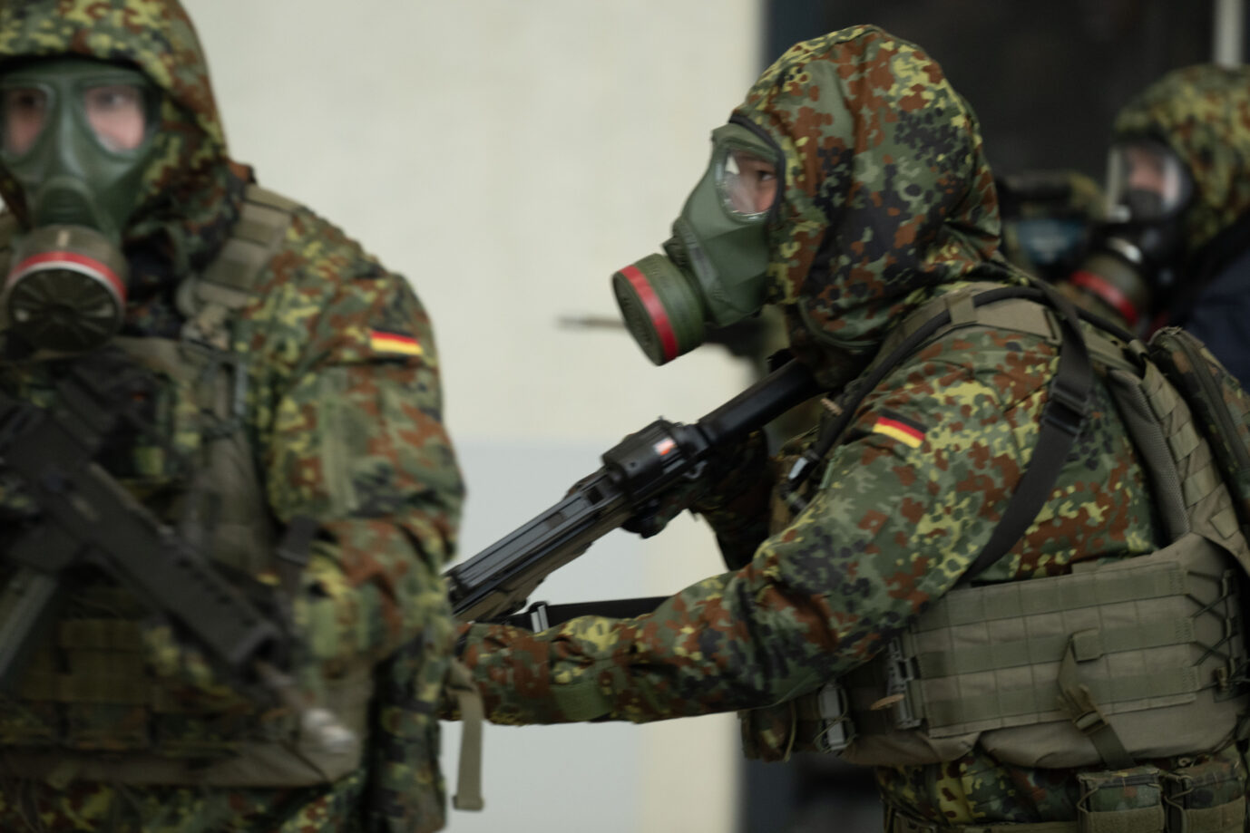 Bundeswehrsoldaten mit Schutzanzug, Atemschutzmaske und schwerer Bewaffnung sichern einen Tatort bei der Anti-Terror-Übung «Maintex 2024». Während einer Leistungsschau im Rahmen der Anti-Terror-Übung «MainTex 2024» demonstrieren Polizei, Bundeswehr, Feuerwehr, BRK und weitere Einsatzkräfte Kompetenzen und Einsatzmaterial. Bei den seit dem 4. November durchgespielten Übungsszenarien geht es unter anderem um fiktive Bedrohungen durch chemische, biologische, radiologische und nukleare Substanzen. Viele Menschen in Deutschland streiten aktuell über eine Wehrpflicht.