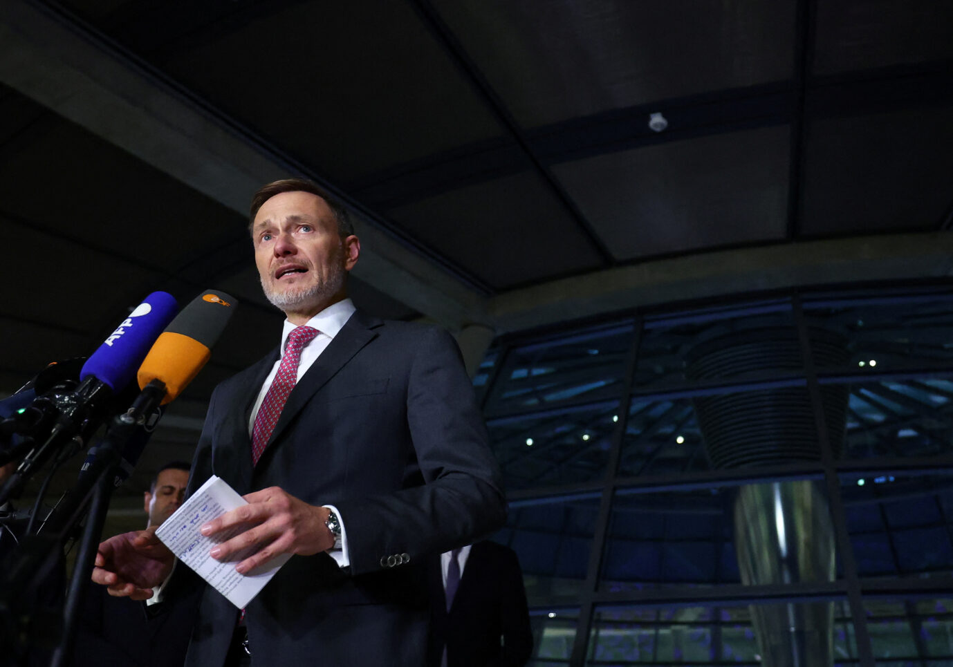 Die Ampel-Regierung platzt. Kanzler Scholz entläßt Finanzminister Lindner. Der FDP-Chef legt seine Gründe und Vision vor. Der scheidende deutsche Finanzminister Christian Lindner von der Freien Demokratischen Partei (FDP) gibt im Bundestag eine Erklärung ab, nachdem er von Bundeskanzler Olaf Scholz nach einem Treffen mit den Spitzen der sogenannten „Ampelkoalition“ zwischen der Sozialdemokratischen Partei (SPD), den Grünen und Lindners FDP in Berlin, Deutschland, am 6. November 2024, entlassen wurde. Der scheidende deutsche Finanzminister Christian Lindner (FDP) spricht im Bundestag zum Koalitions-Aus. Foto: picture alliance / REUTERS | Lisi Niesner