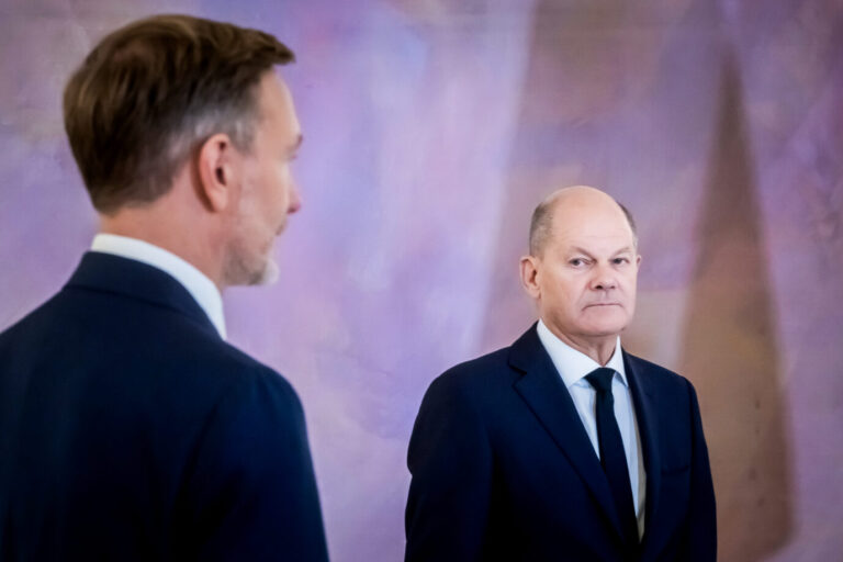 Bundeskanzler Olaf Scholz (SPD) schaut wütend auf Ex-Finanzminister Christian Lindner (FDP): Halten die Deutschen die Entlassung Lindners und die geplanten Neuwahlen für richtig? (Themenbild)