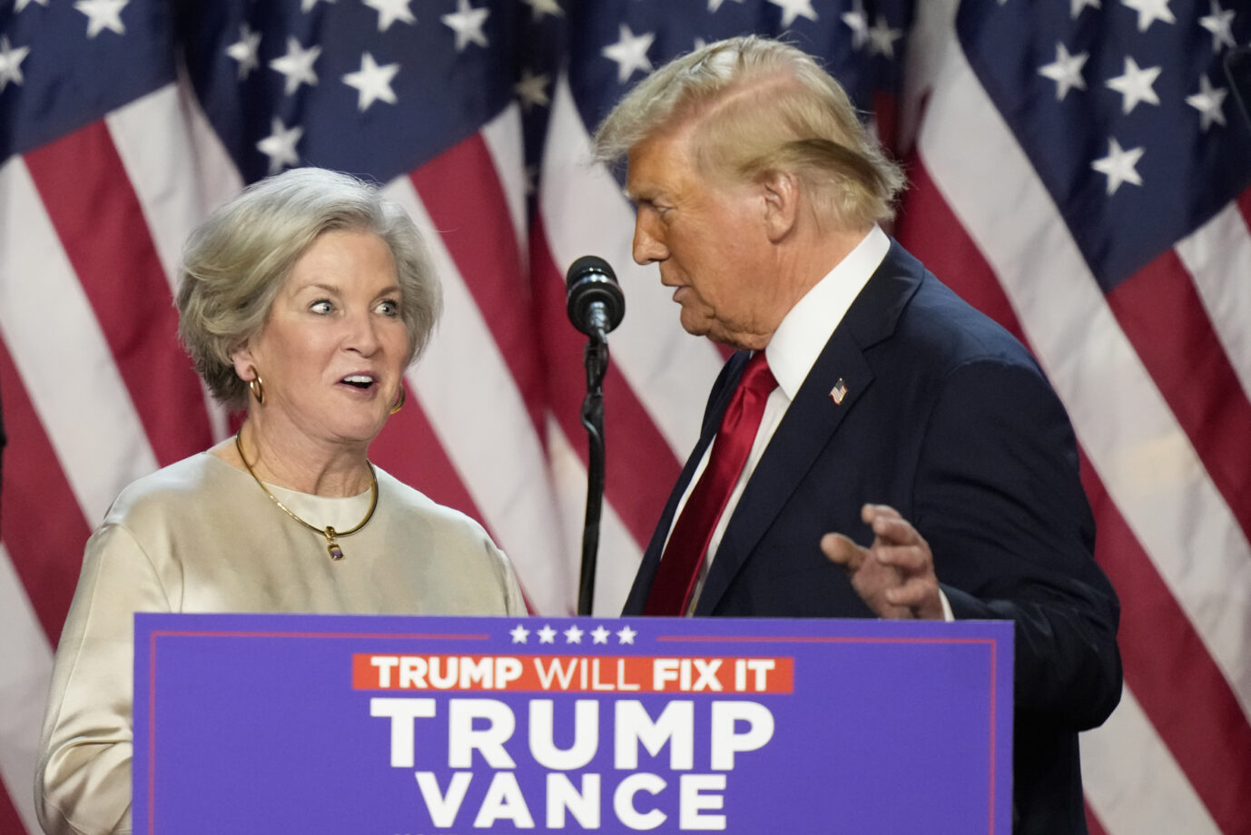 Wahlkampfmanagerin und neue Stabschefin im Weißen Haus Susie Wiles (Susan Wiles) und der bei der Wahl erfolgreiche neue US-Präsident Donald Trump im Wahlkampf vor dem Wahlsieg. Foto: picture alliance/dpa, AP, Alex Brandon