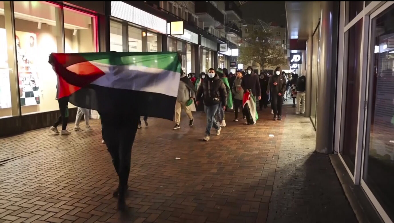 Pro-Palästinensische Demonstranten ziehen durch Amsterdam: Auftakt der antisemitischen Menschenjagt.