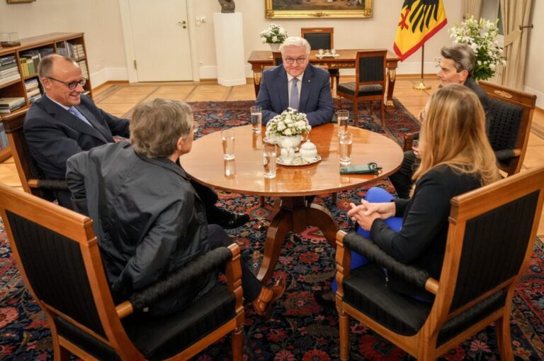 Bundespräsident Frank-Walter Steinmeier (Mitte) berät mit CDU-Chef Friedrich Merz, den Grünen-Fraktionsvorsitzenden Britta Haßelmann und Katharina Dröge sowie SPD-Fraktionschef Rolf Mützenich (gegen den Uhrzeigersinn) im Schloß Bellevue den Neuwahltermin.