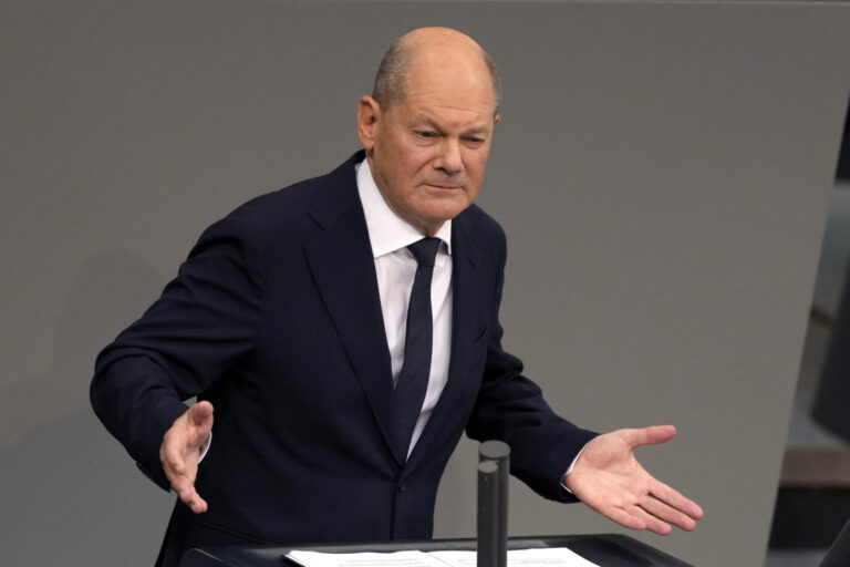 Bundeskanzler Olaf Scholz hält seine Regierungserklärung im Deutschen Bundestag in Berlin, Deutschland, Mittwoch, 13. November 2024. Bundeskanzler Olaf Scholz hält seine Regierungserklärung: Der Wahlkampf für Neuwahlen startet. Foto: picture alliance / ASSOCIATED PRESS | Markus Schreiber