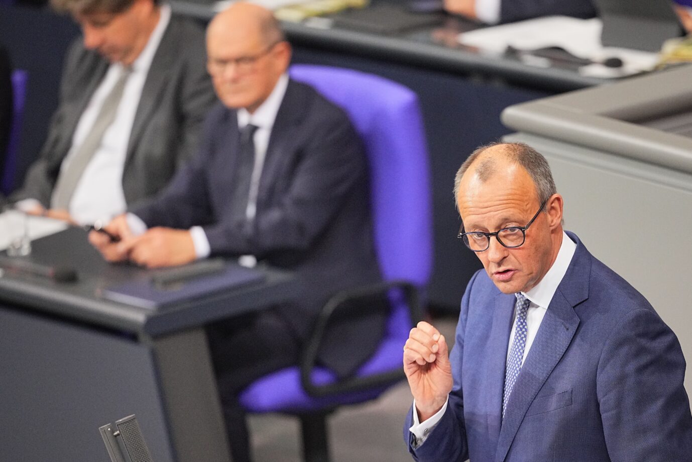 Friedrich Merz, CDU-Bundesvorsitzender und Unionsfraktionsvorsitzender, spricht nach der Regierungserklärung von Bundeskanzler Olaf Scholz (SPD, l). Themen sind u. a. das Ende der Ampelkoalition und die bevorstehende Neuwahl des Bundestags. CDU-Chef Friedrich Merz spricht im Bundestag: Kanzler Scholz stoße einen gesellschaftspolitischen Großkonflikt los. Foto: picture alliance/dpa | Michael Kappeler