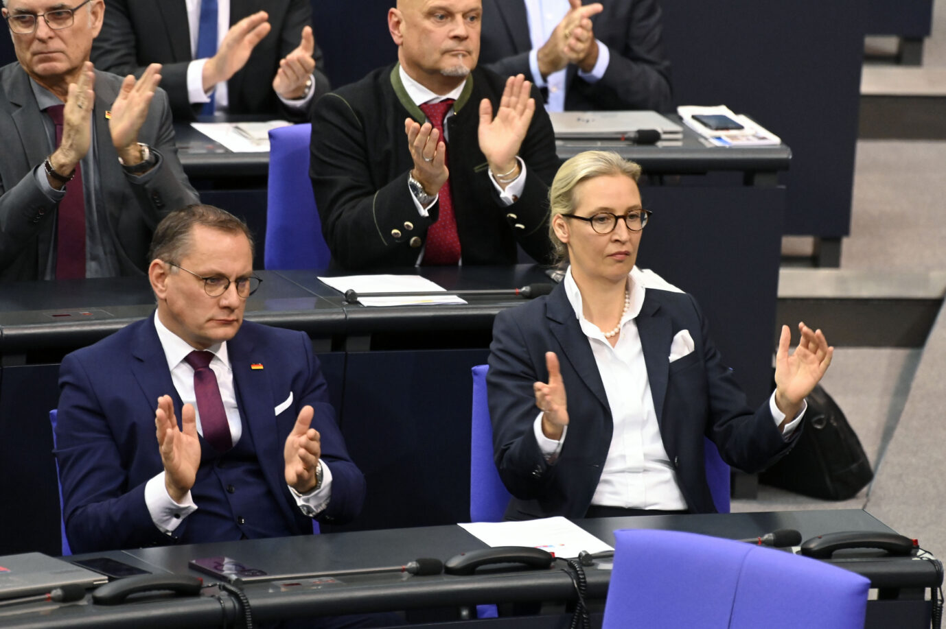 Die AfD-Fraktion im Bundestag (vorn die Parteivorsitzenden Tino Chrupalla und Alice Weidel) könnte sich nach der Wahl deutlich vergrößern.