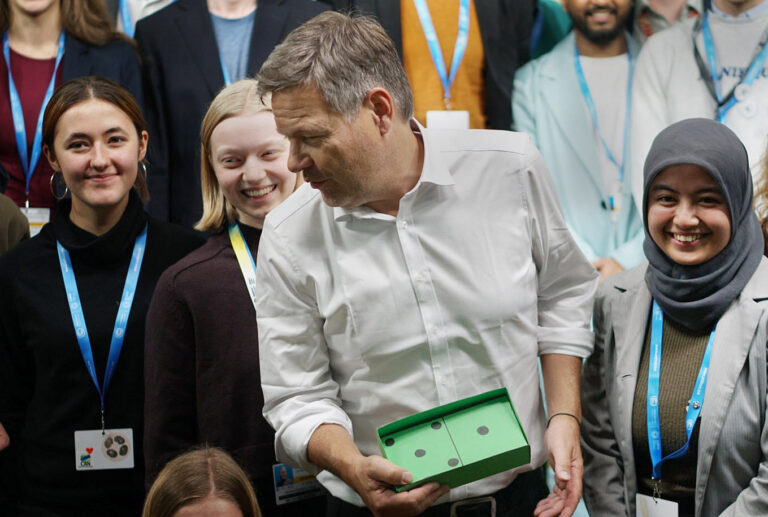 Robert Habeck (Bündnis 90/Die Grünen, M), Bundesminister für Wirtschaft und Klimaschutz, und Spitzenkandidat der Grünen für die Bundestagswahl 2025, spricht auf der Weltklimakonferenz mit Klima-Aktivistinnen. Habeck ist rotz Regierungskrise zur Weltklimakonferenz nach Aserbaidschan gereist. Der Wirtschaftsminister wird in Baku unter anderem über die klimafreundliche Transformation der Wirtschaft sprechen sowie internationale Kollegen und junge Aktivistinnen und Aktivisten treffen.